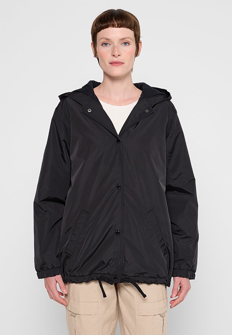 Schwarze, leichte Kapuzenjacke mit Knopfleiste, elastischen Bündchen, Kordelzugsaum und zwei Seitentaschen, aus glattem Synthetikmaterial gefertigt.