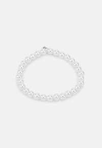 Elastisk armbånd laget av ensartede hvite perler, med en glatt, blank finish. Et diskret design med en sikker lukking i sølvperle.