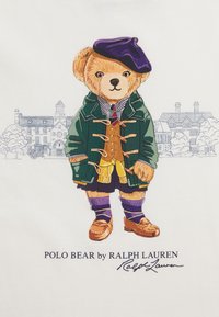 Illustration eines Bären in einem grünen Mantel mit Messingknöpfen, einer gelben Weste, einem gestreiften Hemd, einem lila Barett und braunen Schuhen, mit einem Gebäude im Hintergrund.