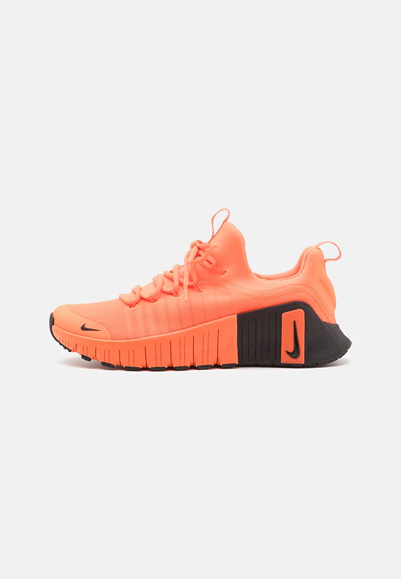 Neon orange atletiksko med en tekstureret overdelsk, sort sål og accentdetaljer. Har en afrundet tå og et distinkt lagdelt design.