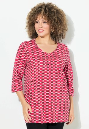 Haut rouge avec un motif "HO" en noir et blanc. Présente un col en V et des manches trois-quarts. Fabriqué en tissu doux avec une coupe ample.
