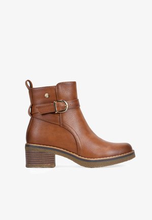 Bottines en simili cuir marron avec une finition texturée, petit talon empilé, boucle décorative et tirette pour un enfilage facile.