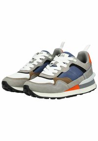Multikleurige sneakers met grijs suede, marineblauwe mesh en bruine accenten. Dikke witte veters, rubberen buitenzool en oranje details op de hiel.
