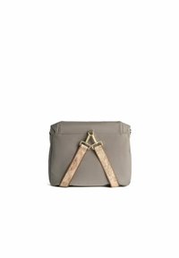 Borsa di tessuto grigio con una finitura liscia, dotata di due cinghie decorative in un delicato colore rosa chiaro con motivo a mappa e accessori in oro.