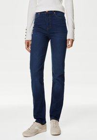 Jeans de denim azul oscuro con un diseño de pierna recta, cintura alta y un estilo clásico de cinco bolsillos. Presenta costuras sutiles en naranja y botones de cobre.