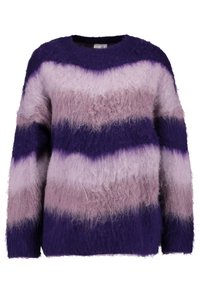 Pull rayé violet et lavande avec une texture douce. Il présente un col rond et des manches longues, mettant en valeur un motif dégradé.