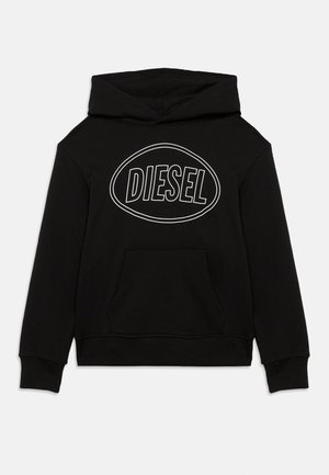 Zwarte hoodie met capuchon, voorzak en groot wit omlijnd "DIESEL" logo centraal op de borst.