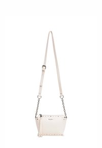 Borsa a tracolla in pelle bianca con finitura testurizzata, caratterizzata da borchie argentate, tracolla removibile e un dettaglio a catena.