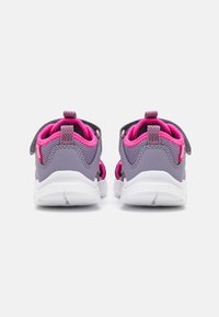 Graue Sportschuhe mit pinken Akzenten, ausgestattet mit einem Mesh-Obermaterial, strukturiertem Ferse und flexibler weißer Sohle. Verstellbarer Riemen für eine optimale Passform.