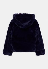 Marinblå fuskpälsjacka med huva, mjuk textur och långa ärmar. Har en enkel skärning utan synliga spännen eller dekorationer.