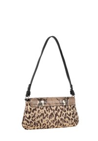 Veska med leopardmönster och svart läderrem, med en texturerad ormskinnslock i beige och bruna nyanser. Kompakt och rektangulär form.