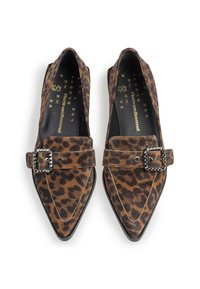 Leopardprint ballerina's met spitse neus, gemaakt van suede, met een decoratieve gesp en een stevige zwarte zool. Gevoelige structuur en een slank ontwerp.