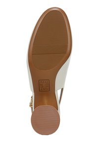 Semelle de chaussure à talon haut en cuir blanc avec des rainures horizontales, semelle extérieure en caoutchouc brun et logo de la marque en relief près du talon.