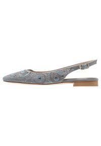 Scarpa slingback in suede grigio con punta affusolata, decorata con adornamenti blu e argento in motivi a spirale, e tacco in legno piatto.