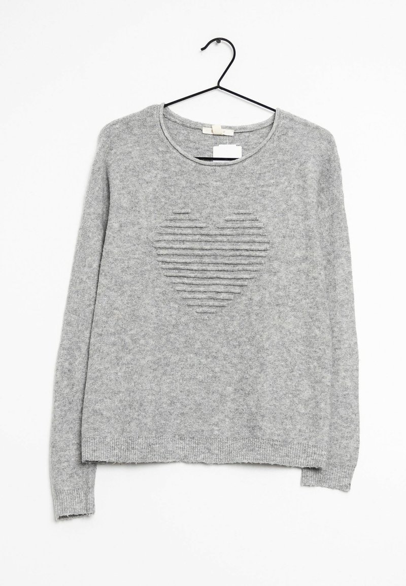 Pull en maille gris clair à manches longues sur cintre noir, avec un motif de cœur texturé à rayures horizontales centré sur le devant.