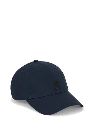 Tamsiai mėlyna beisbolo kepuraitė, pagaminta iš lygios tekstūros audinio; turi apvalų vainikėlį, standų kraštą ir subtilių juodų logotipų detalių priekyje.