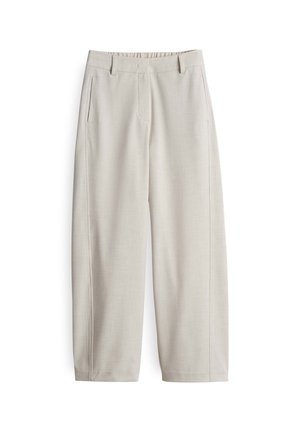 Lichtbeige wijde broek van gladde stof met een hoge taille, zijzakken en subtiele plooidetails die langs elk been lopen.