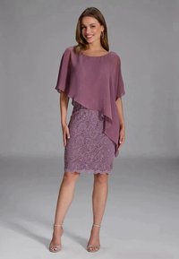 Paarse jurk met een gelaagde chiffon overlay, versierd met een kanten textuur en een golvende zoom. Inclusief sandaaltjes met bandjes en oorringen.