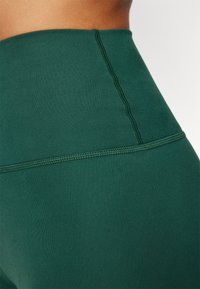 New Balance HARMONY HIGH RISE SHORT - Pajkice - nightwatch green