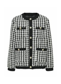 Cardigan houndstooth in bianco e nero con bottoni oro, due tasche anteriori a patta e scollatura rotonda. Realizzato in tessuto testurizzato.