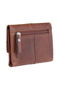 Portefeuille en cuir marron avec une poche zippée, deux emplacements pour cartes, des coutures discrètes et une texture lisse. Design rectangulaire compact.