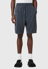 Heren shorts van donkergrijs, zacht terry doek met een elastische tailleband, trekkoord en zijzakken, die tot halverwege de dijen reiken.