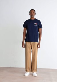 Tommy Jeans ESSENTIAL FLAG TEE  - T-shirt basic - dark night navy