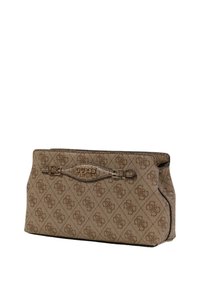 Bolso de mano marrón con estampado que presenta un diseño de logotipo, tela texturizada y un acento de hebilla metálica en la parte frontal. Forma rectangular compacta.