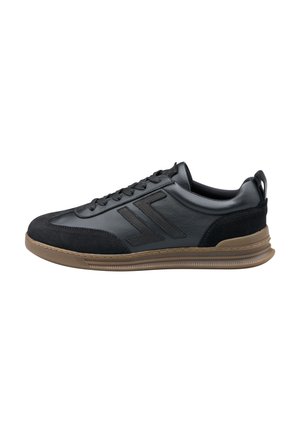Czarny niski sneaker z panelami z zamszu i skóry, podwójnym wzorem strzałki z boku, wiązaniem na sznurowadła oraz brązową gumową podeszwą.