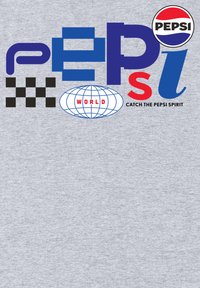 Šedá textilie s grafickým designem, která obsahuje vícebarevný text a loga, včetně "PEPSI", zeměkoule a šachovnicového vzoru.
