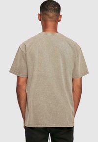 Merchcode IT BEATS LOUD ACID WASHED HEAVY OVERSIZE TEE - Camiseta básica - asphalt