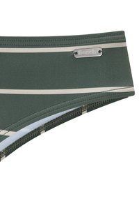 Grüner Bikini-Slip mit horizontalen beigen Streifen, versehen mit einem silbernen Markenetikett. Hergestellt aus glattem, elastischem Stoff mit verstärkten Nähten.