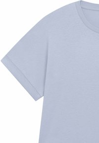 T-shirt bleu clair avec col rond et manches courtes, présentant une texture de tissu lisse et un design simple et décontracté.