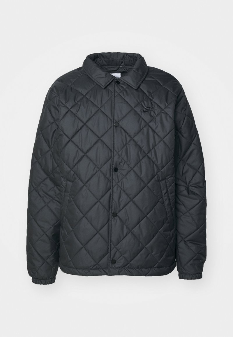 Chaqueta negra acolchada con cuello de solapa, cierre de botón a presión y bolsillos laterales. Presenta un logotipo en relieve en el lado izquierdo del pecho.