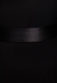 Zwarte jurk met een gladde textuur, geaccentueerd met een zwarte satijnen riem. Het ontwerp is getailleerd en benadrukt een gestroomlijnde silhouet.