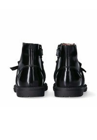 Stivaletti alla caviglia in pelle verniciata nera con lati testurizzati, chiusura con zip sul retro e suola nera robusta. Progettati con una silhouette elegante e moderna.