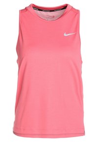 Top atletico senza maniche color rosa con scollatura tonda, realizzato in tessuto leggero, con logo riflettente e dettagli in rete vicino al colletto.