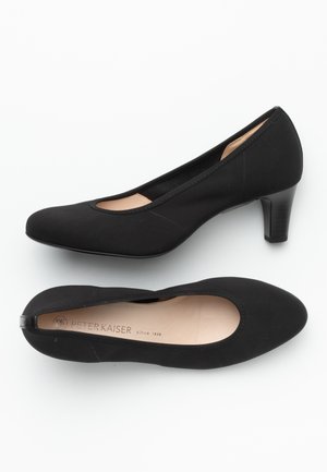 Sæt af sorte lavhælede pumps til kvinder med afrundede tåspidser, vist fra side- og topvinkler på en hvid baggrund.