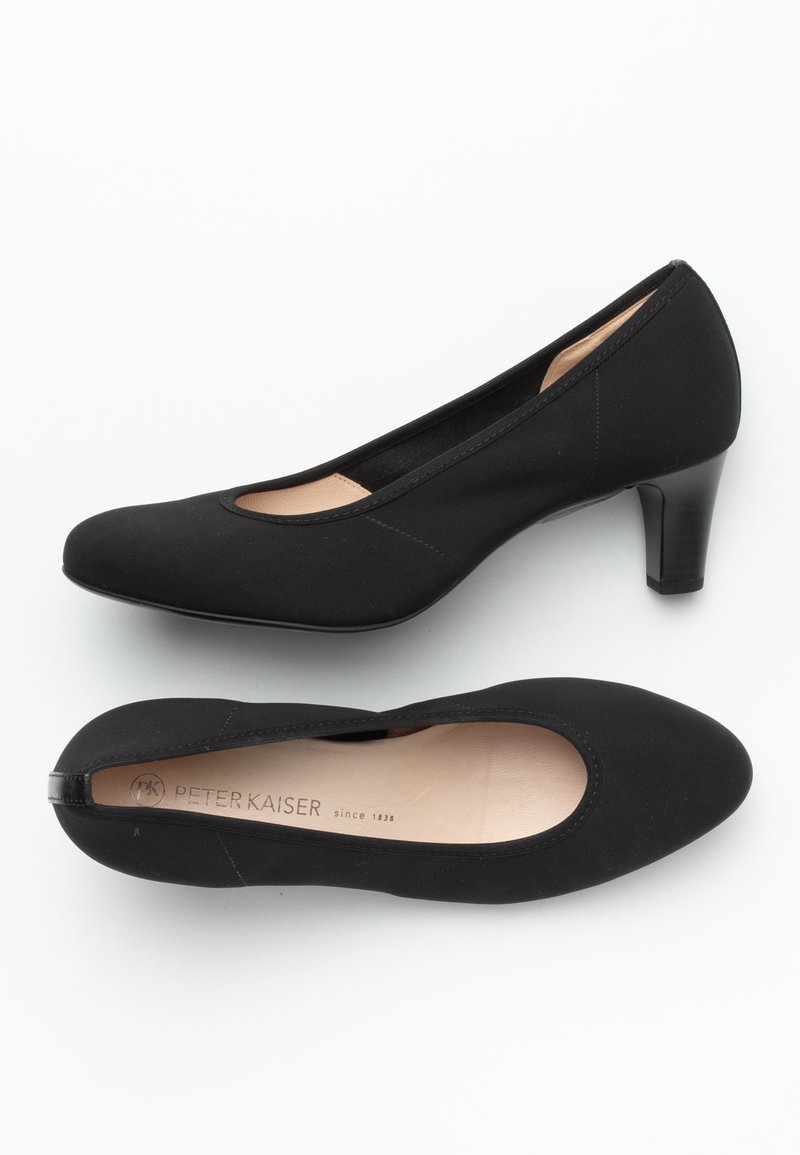 Une paire de chaussures à talons bas noires pour femmes avec des bouts ronds, présentées en vues latérales et de dessus sur un fond blanc.
