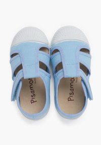 Siniset kangaskengät valkoisilla kumitassuilla, joissa on useita hihnoja jalkaan kiinnittämiseksi ja sileä, pehmeä sisus, jossa on painettu brändimerkki.