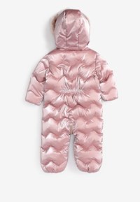 Lśniący różowy ocieplany kombinezon dla niemowląt z kapturem i futrzanym wykończeniem, elastycznym pasem i wzorem w zygzak, pokazany z tyłu na białym tle.