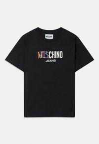 Juodas medvilninis marškinėliai trumpomis rankovėmis su daugiakomponenčiu "Moschino Jeans" logotipo spauda per krūtinę. Standartinis iškirpimo modelis, apvalios iškirptės.