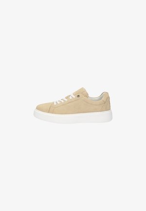 Baskets en suede beige avec semelle en caoutchouc blanc, bout rond et coutures ton sur ton. Présente des lacets blancs et un petit logo sur le talon.