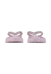 Un par de chanclas de plataforma trenzadas en rosa con correas brillantes, mostradas de frente sobre un fondo blanco.