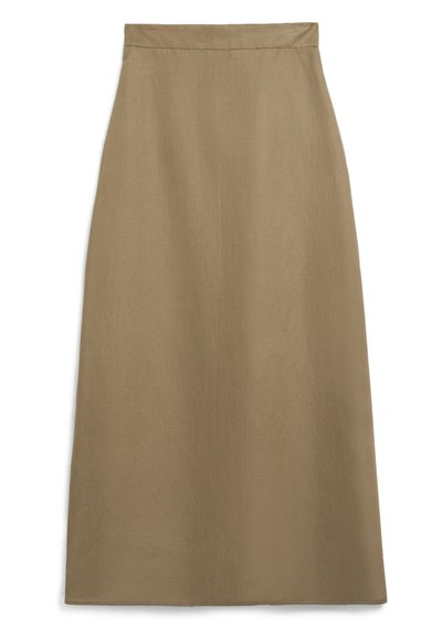 Una gonna a vita alta, lungo il ginocchio, in un tessuto marrone uniforme e sobrio, con una texture liscia e una silhouette dritta, caratterizzata da bordi puliti.