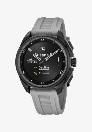 Smartwatch z szarym paskiem wyświetlający przychodzące połączenie od Susany B, pokazujący opcje odrzucenia lub odebrania połączenia na czarnej tarczy.