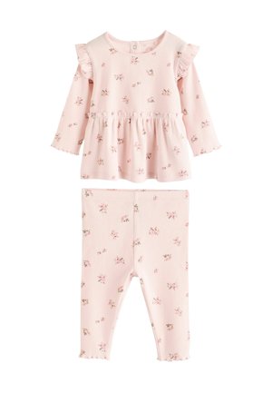 Rosa geripptes Zweiteiler-Outfit mit einem langärmligen Oberteil, das Rüschen und ein Blumenmuster aufweist, kombiniert mit passenden Leggings.