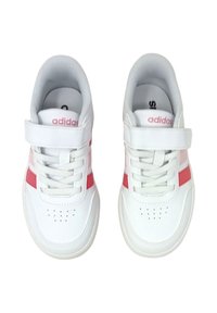 Scarpe sportive bianche con una parte superiore in sintetico liscio, strisce rosa in contrasto, design con lacci e una fascia in velcro per una vestibilità sicura.