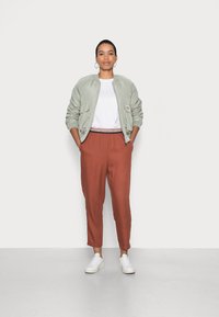 esmé studios HENA 7/8 INSEAM CARROT SHAPED PANTS - Calças - sequoia