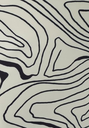 Sorte bølgede linjer på en lysebeige baggrund danner et abstrakt mønster. Designet har varierende bredder og glatte kurver.